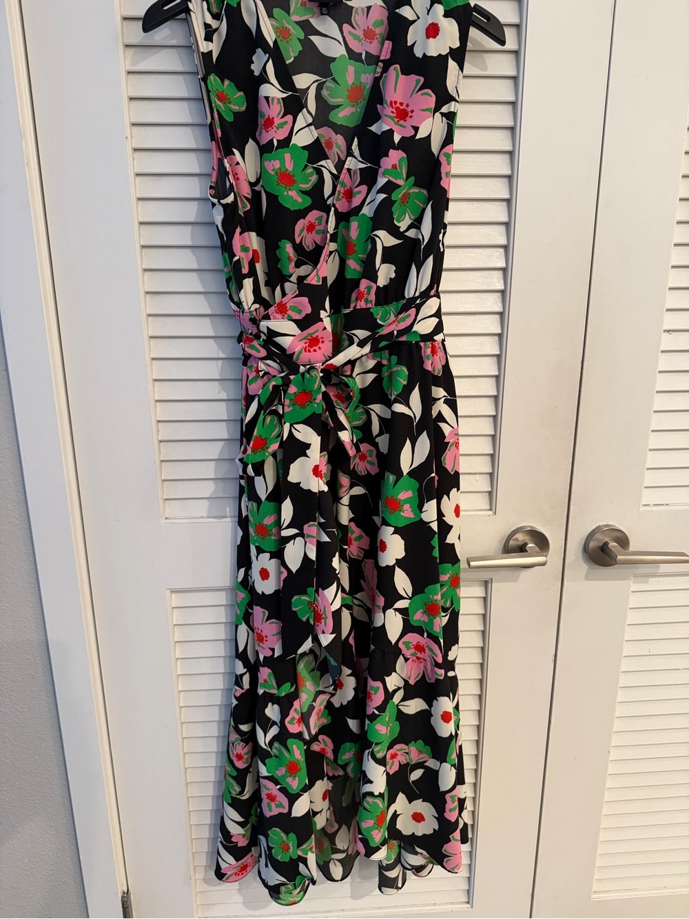Who What Wear floral print sleeveless dress featuring a high-low hem. - Picture 4 of 13